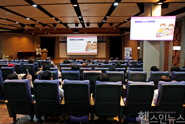 최지욱 대전성모병원 정신건강의학과 교수 강좌 현장 사진 (대전성모병원 제공)