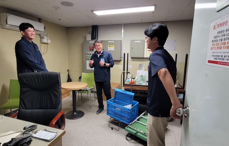 안성환 안전보건공단 강원지역본부장(가운데)이 25일 강원특별자치도 원주시에 소재한 유통업체 현장을 방문해 온열질환 예방 기술지도를 실시하고 있다./안전보건공단 강원지역본부