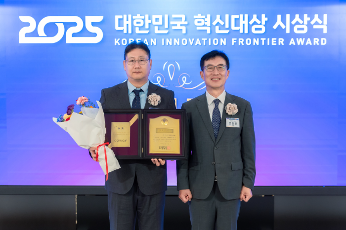 2025 대한민국 혁신대상 시상식에서 이현희 코웨이 비렉스 개발실장(왼쪽)과 문동민 한국표준협회장(오른쪽)이 기념촬영을 하고 있다.