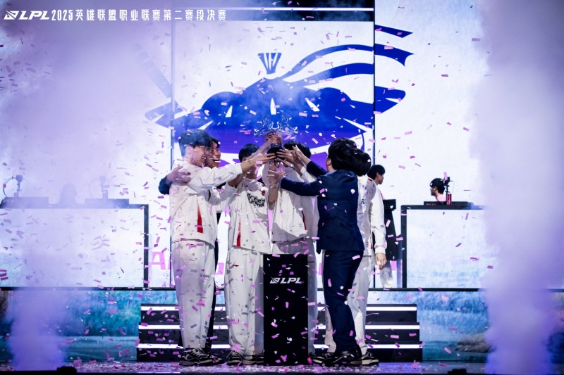 LPL 스플릿2 우승팀 애니원즈 레전드(사진=LPL)