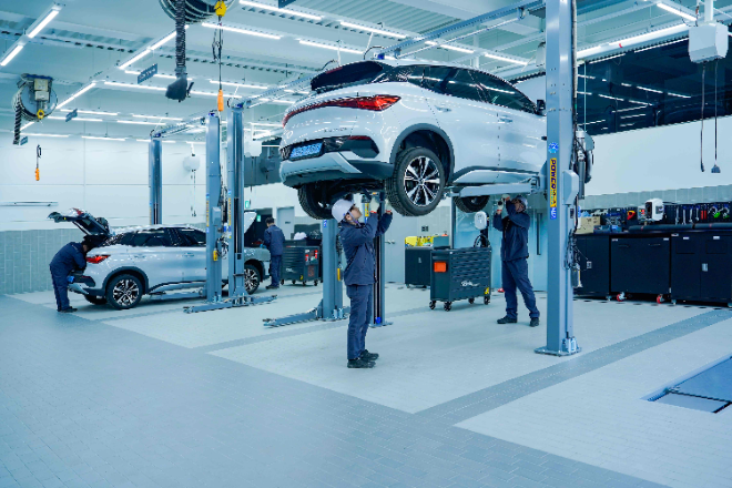 BYD코리아 서비스센터 엔지니어가 아토 3 차량을 점검하는 모습 ⓒBYD코리아