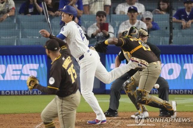 오타니의 어깨를 강타한 수아레스의 공 / 사진=연합뉴스