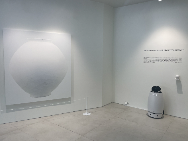 나무엑스의 웰니스 공기 정화 로봇과 최영욱 작가의 달항아리 작품이 전시된 모습 ⓒ나무엑스