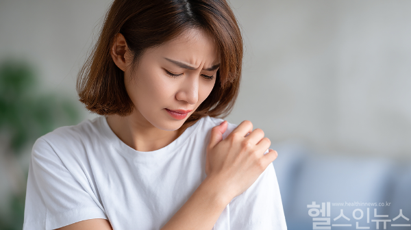 잘못된 수면 자세가 어깨 회전근개 손상을 부를 수 있다. (클립아트코리아)