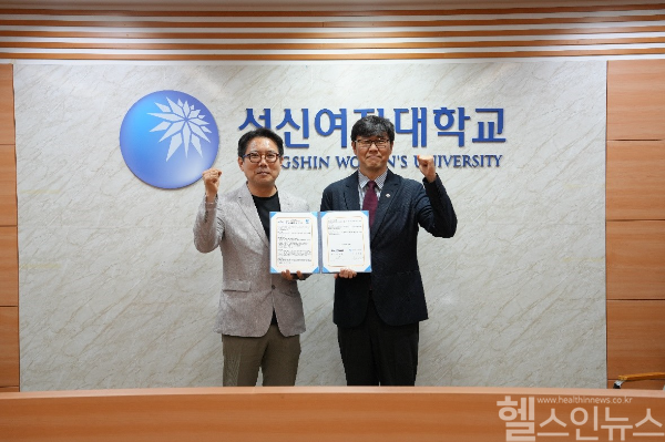 (좌측부터) 이노진 이광훈 대표이사와 성신여자대학교 연구산학협력단 송재민 단장이 기념촬영을 하고 있다. (이노진 제공)