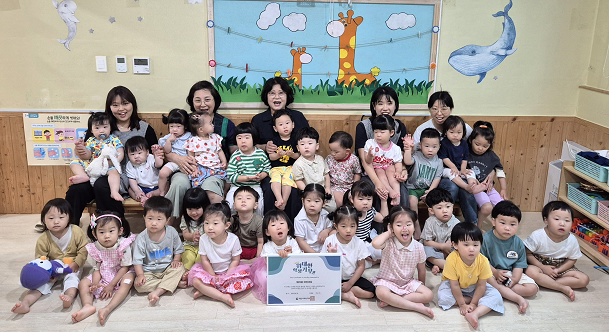 대한사회복지회(회장 강대성) ‘위대한 학생기부’ 인증서를 전달받은 엘리움I어린이집 단체 사진