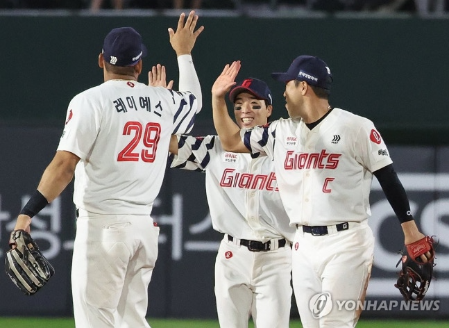 롯데 선수들이 승리 후 기쁨을 나누고 있다. / 사진=연합뉴스