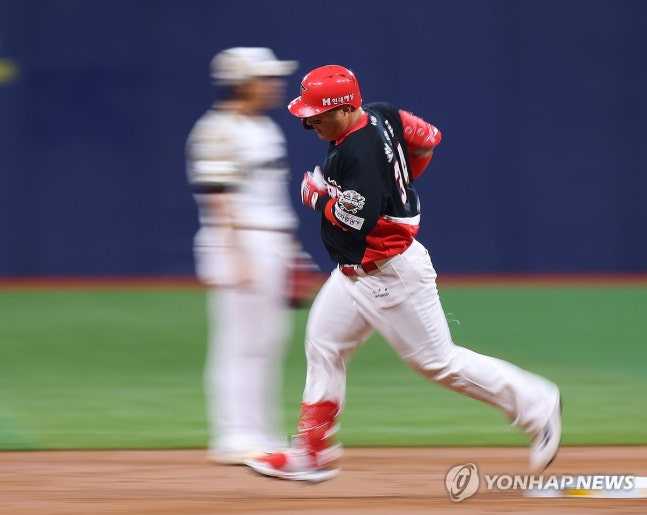 프로야구 최초 1천700타점 돌파 최형우, 가벼운 발걸음 / 사진=연합뉴스