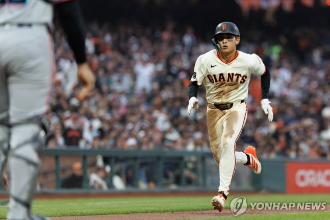 5회 희생 플라이로 득점하는 이정후 / 사진=연합뉴스