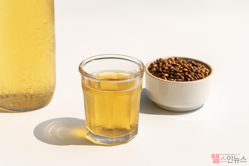 보리차는 한국에서 오랫동안 사랑받아 온 전통적인 음료로, 커피나 녹차가 들어오기 전까지 우리 민족이 가장 즐겨 마시던 음료였다. (이미지 디자인 =GDH AI Design Team )