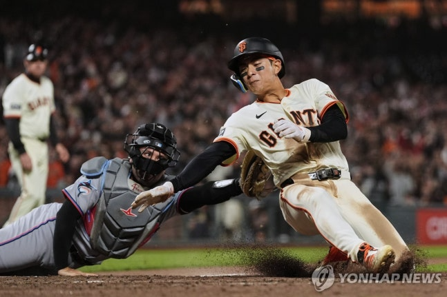 9회말 홈에서 아웃되는 이정후(오른쪽) / 사진=연합뉴스