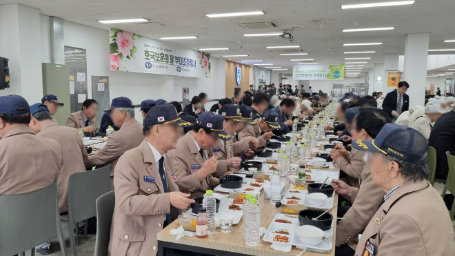 풀무원푸드앤컬처는 호국보훈의 달을 맞아 13일 세종특별자치시에 위치한 육군 제32보병사단에서 진행한 호국보훈의 달 초청 오찬 행사에 참여하여 특별 식사를 제공했다. ⓒ풀무원푸드앤컬처