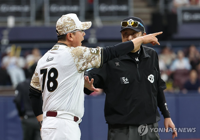 항의하는 홍원기 감독 / 사진=연합뉴스