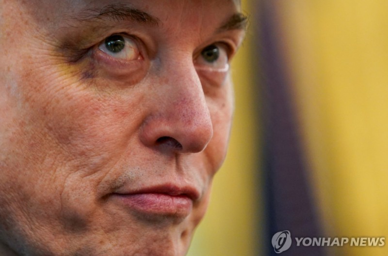 일론 머스크 테슬라 CEO는 26일(현지시간) 최측근인 북미 유럽 담당 부사장을 판매 부진 이유로 해고했다고 외신들이 보도했다. 사진=로이터통신, 연합뉴스