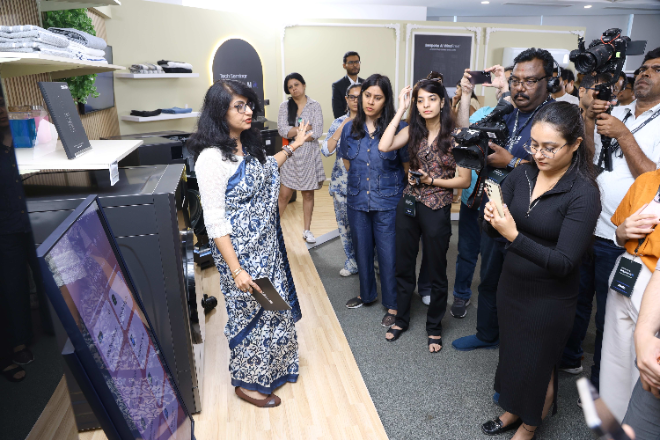 삼성전자가 지난 25일(현지시간) 인도 구르가온에서 '2025년 서남아 테크 세미나'를 개최한 가운데 현지 미디어와 인플루언서들이 인공지능(AI) 가전과 관련한 설명을 듣고 있다. ⓒ삼성전자