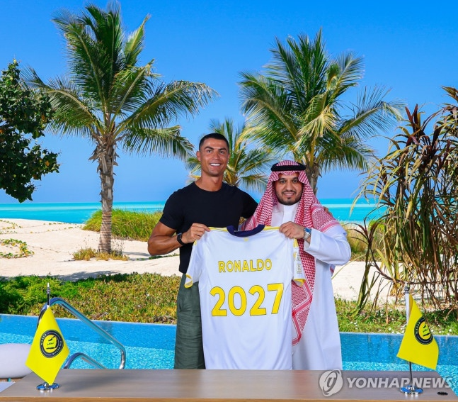 알나스르와 2027년까지 계약을 연장한 크리스티아누 호날두(왼쪽) / 사진=연합뉴