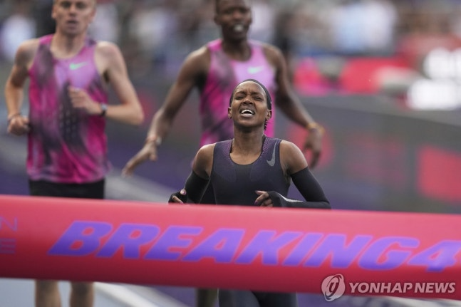 결승선을 향해 달리는 키프예곤 / 사진=연합뉴스