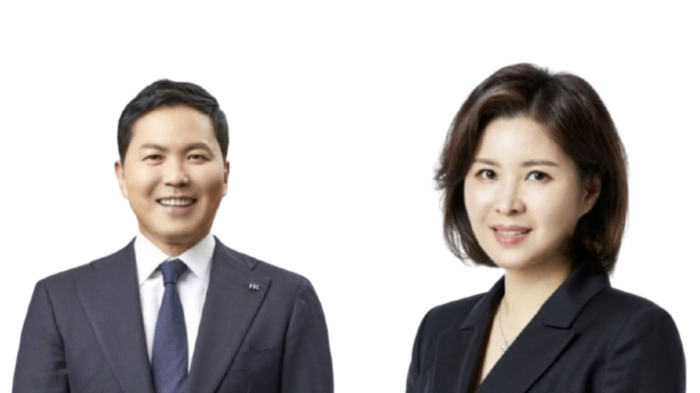 윤상현 한국콜마 부회장(왼쪽), 윤여원 콜마비앤에이치 대표