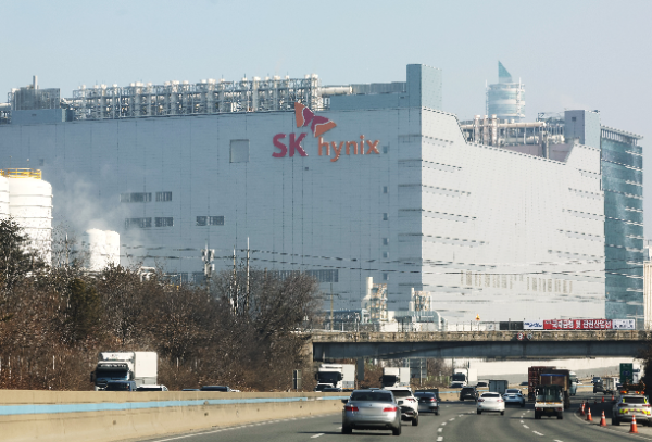 SK하이닉스, 목표가 36만원 급상향..."HBM 독주 체제, 내년까지 이어진다"