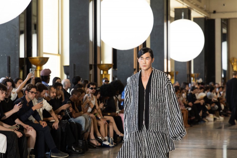 ‘파리 패션위크’ 배정남, 클래식의 품격과 트렌드의 감각으로 런웨이 장악