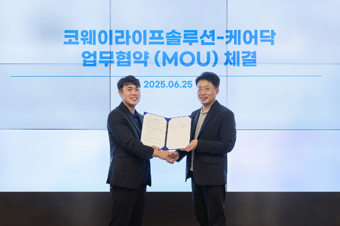 지난 25일 서울 구로구 지타워 코웨이라이프솔루션 본사에서 열린 협약식에서 김명곤 코웨이라이프솔루션 대표이사(오른쪽)와 박재병 케어닥 대표이사(왼쪽)가 기념 촬영을 하고 있다.