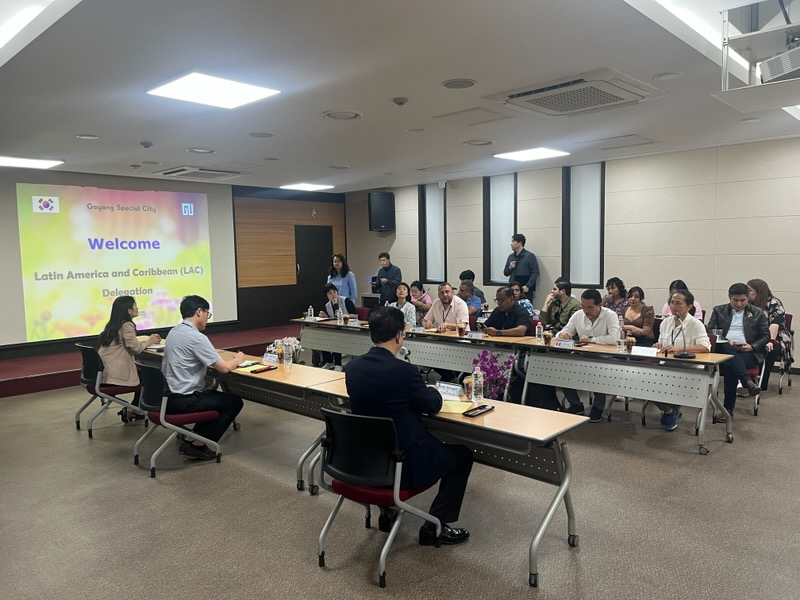 중남미 4개국 관계자가 대화