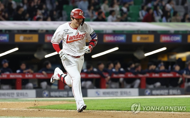 홈런 치고 그라운드 달리는 최정 / SSG 제공