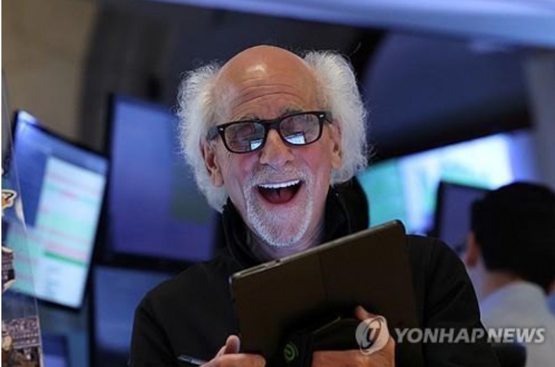 대형주 위주의 S&P500지수와 기술주 중심의 나스닥지수가 27일(현지시간) 사상 최고치를 기록했다. 사진=로이터통신, 연합뉴스