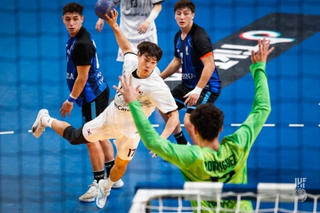 아르헨티나 전에서 슛을 던지는 김현민 / 국제핸드볼연맹 제공.