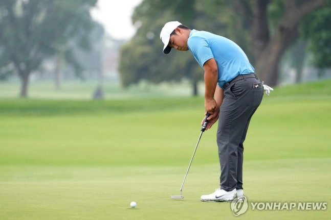 퍼트하는 김주형 / 사진=연합뉴스