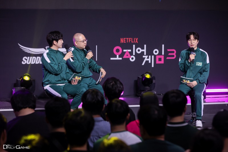 캐스터진과 김태현 디렉터도 '오징어게임' 참가자 복장으로 무대에 올랐다.