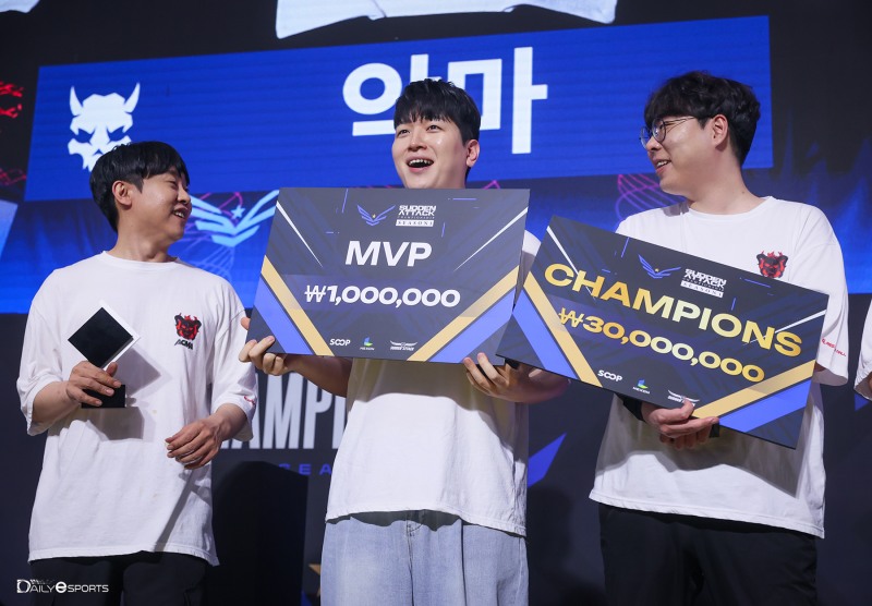 2025 서든어택 챔피언십 시즌1 결승 MVP를 받은 악마 이원상(가운데).