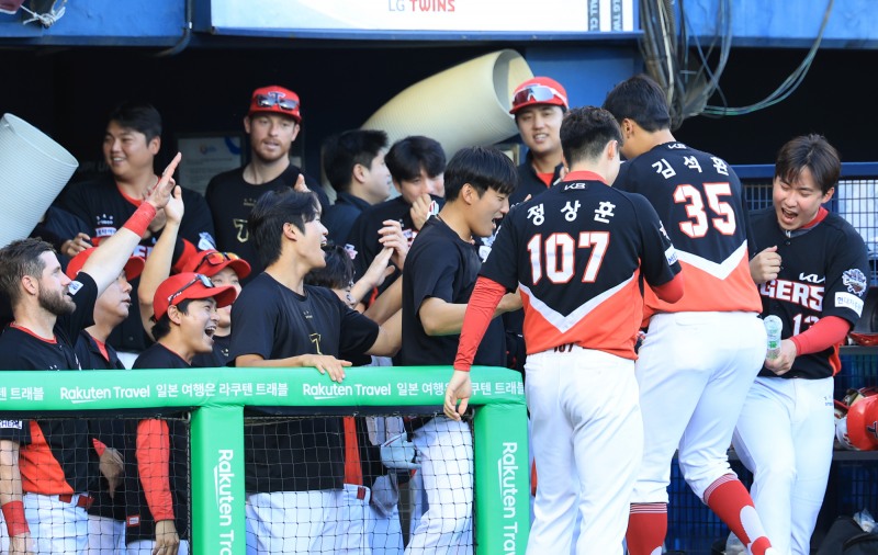 팀동료와 환호하는 KIA 김석환. 사진=연합뉴스
