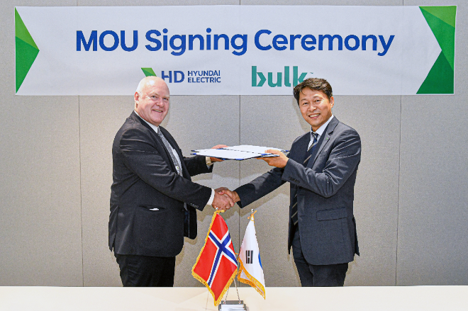 양재철 HD현대일렉트릭 전력영업부문장 전무(오른쪽)와 비욘 모에 벌크 인프라스트럭처 최고사업개발책임자가 데이터센터용 전력 기자재 공급 업무협약(MOU)을 체결한 뒤 기념 촬영을 하고 있다. ⓒHD현대일렉트릭