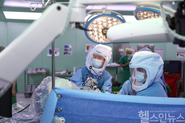 로봇 인공 고관절 치환술을 시행하고 있는 고영승 한림대학교동탄성심병원 정형외과 교수(좌) (한림대동탄성심병원 제공)