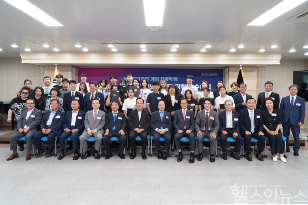 민주평통 의료봉사단, 탈북학생에 장학금 5000만 원 전달 (에이치플러스 양지병원 제공)