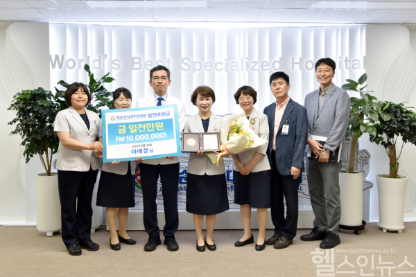 이애경 간호부장이 지난 26일 민정준 병원장에게 발전후원금으로 1천만 원을 전달한 가운데 병원에서는 감사패를 전달하며 고마움을 전했다. (화순전남대학교병원 제공)