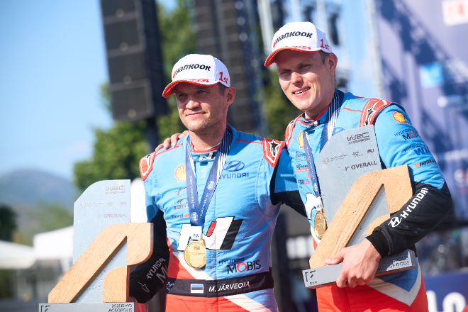 지난 26~29일(현지시간) 그리스 라미아에서 열린 '2025 월드 랠리 챔피언십(WRC)' 시즌 7라운드에 출전, 우승을 차지한 현대 월드랠리팀 오트 타낙(오른쪽)과 코드라이버 마틴 야르베오야가 트로피를 들고 기뻐하는 모습 ⓒ현대차