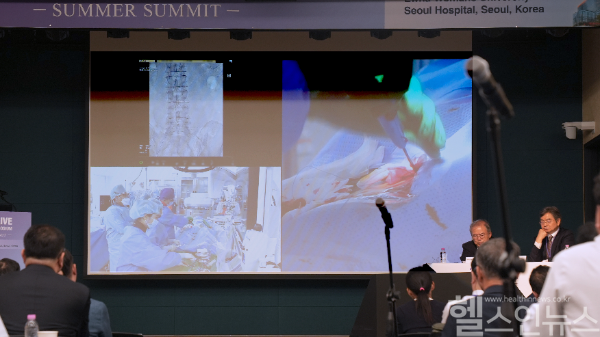 이대대동맥혈관병원 개원 2주년 기념식 및 E-Alive Summer Summit에서 라이브 서저리를 시연하고 있는 송석원 이대대동맥혈관병원장과 이광훈 대동맥센터장의 모습 (이화여자대학교의료원 제공)