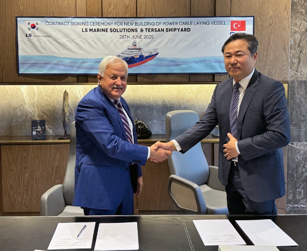 지난 28일 튀르키예 이스탄불에서 열린 선박 건조 서명식에서 김병옥 LS마린솔루션 대표와 누레틴 팍수(Nurettin Paksu) 테르산 조선소(Tersan Shipyard) 대표(오른쪽부터)가 기념 촬영을 하고 있다. ⓒ LS마린솔루션