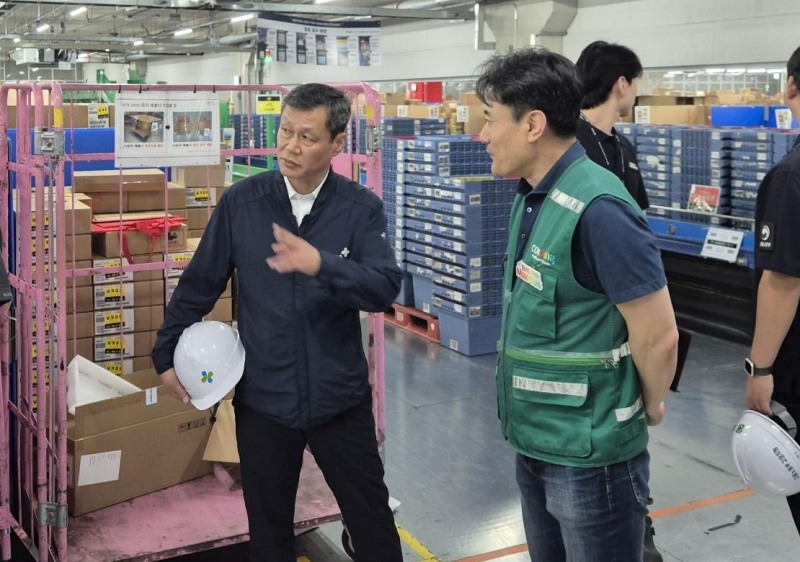 윤기한 안전보건공단 고양파주지사장(사진 맨 왼쪽)이 24일 쿠팡 고양센터를 방문해 폭염 대비 근로자 건강 보호를 위한 현장 안전점검을 실시하고 있다./안전보건공단 고양파주지사
