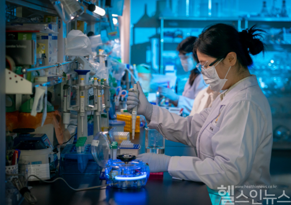대웅제약 연구원들이 연구를 진행하고 있는 모습 (대웅제약 제공)