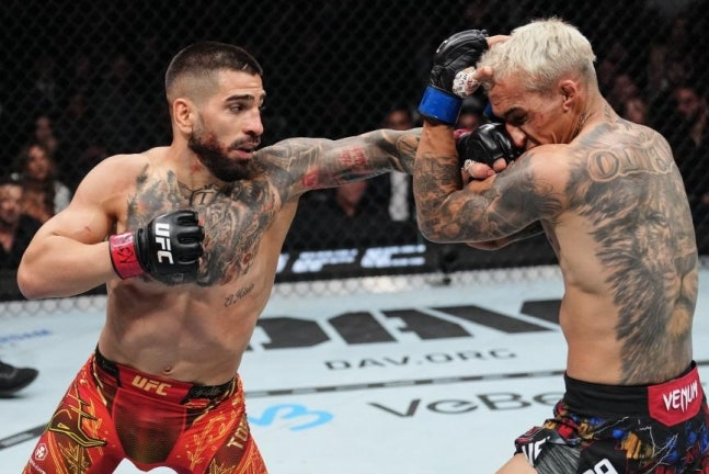 펀치를 적중시키는 일리아 토푸리아(왼쪽) / UFC 제공