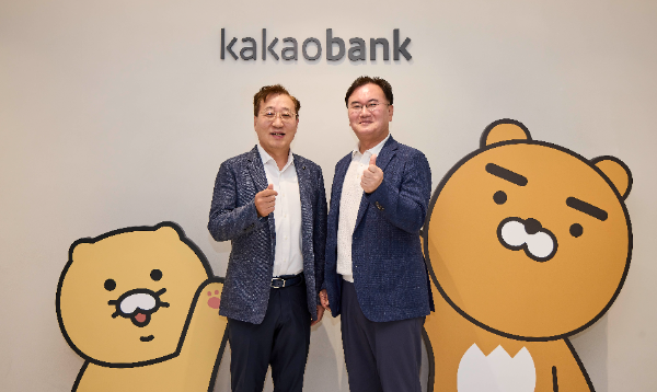 윤호영 카카오뱅크 대표이사(왼쪽)와 김종윤 NICE평가정보 대표이사(오른쪽)가 30일 경기도 성남시 카카오뱅크 판교오피스에서 진행된 업무협약 체결식에서 기념촬영을 하고 있다. ⓒ 카카오뱅크