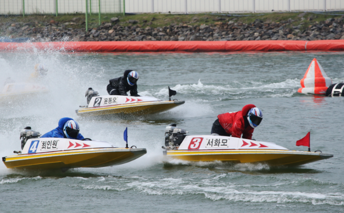 미사경정장에서 선수들이 턴 마크를 돌며 경합을 벌이고 있다.