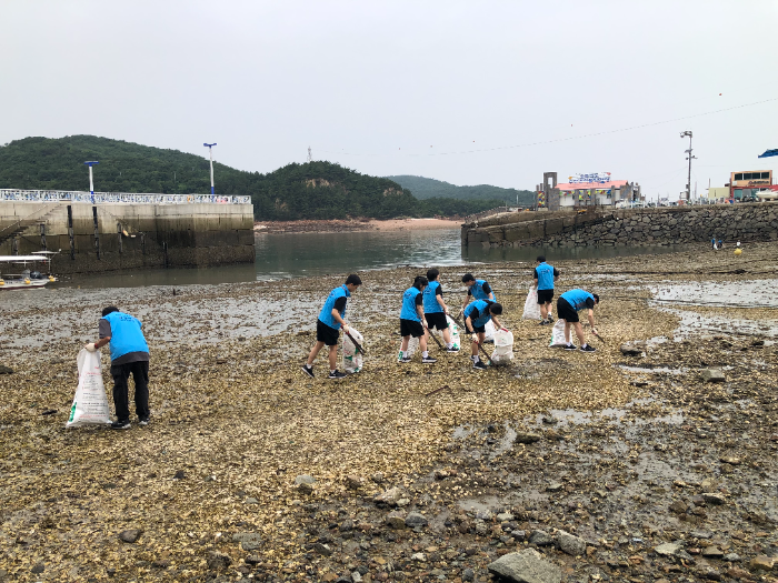 18기 경정선수 후보생들이 소무의도 일대에서 해안 환경정화 활동을 하고 있다.