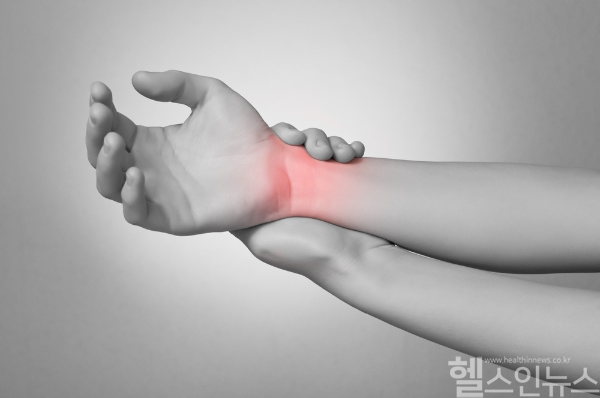 지속적인 손 저림은 손목터널증후군일 수 있으니 조기 진단과 치료가 중요합니다. (클립아트코리아)