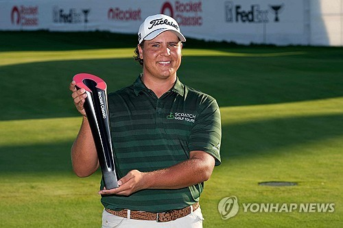 우승 트로피를 든 포트기터. / 사진=연합뉴스