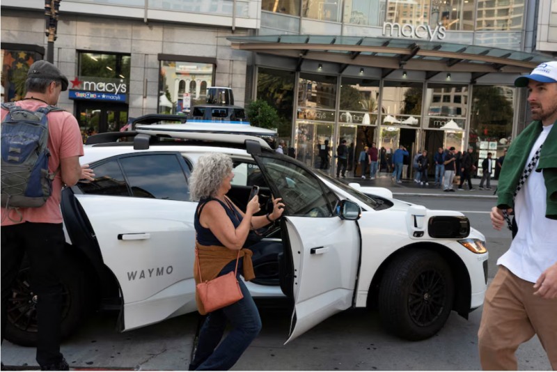 자율주행 택시의 선두주자인 구글 웨이모는 안전성 측면에서 테슬라 로보택시에 훨씬 앞서고 있다는 평가를 받고 있다. 사진=로이터통신, 연합뉴스