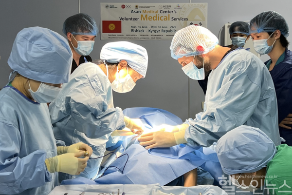 서울아산병원 의료봉사단이 현지 주민을 수술하는 모습. (서울아산병원 제공)